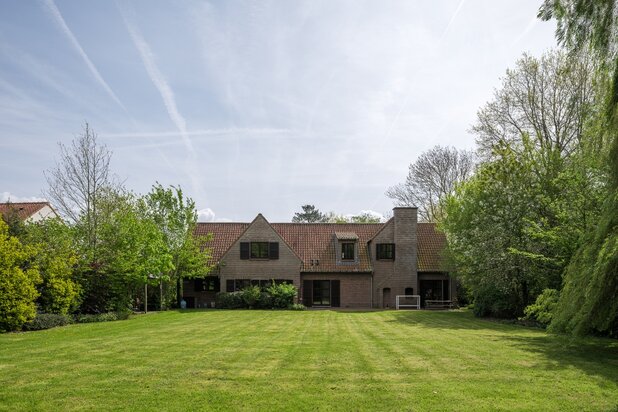 Bijzonder ruime en vrijstaande villa gelegen op een gunstig perceel van ca. 9.700 m² in Kruisem