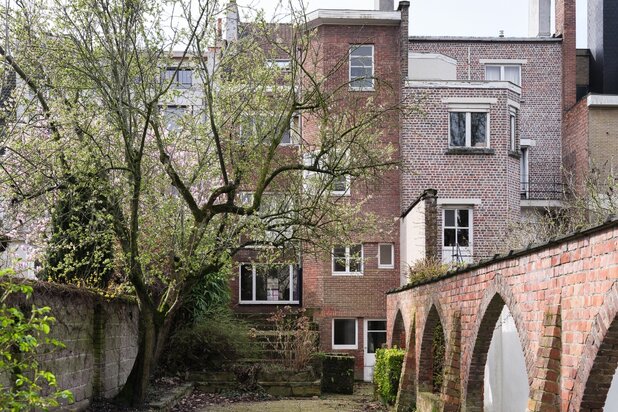 Uitzonderlijk aanbod aan het Miljoenenkwartier - Bijzonder karaktervolle, op te frissen, art-déco woning met fenomenale stadstuin nabij het Paul De Smet de Naeyerpark.