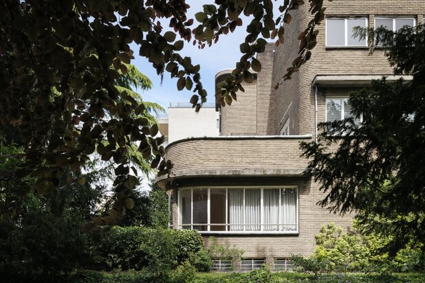 Omgeving Sint-Pieters statoin - Imposante half vrijstaande villa met parktuin, in nieuwe zakelijkheid naar een ontwerp van architect Geo Bontinck (1935).