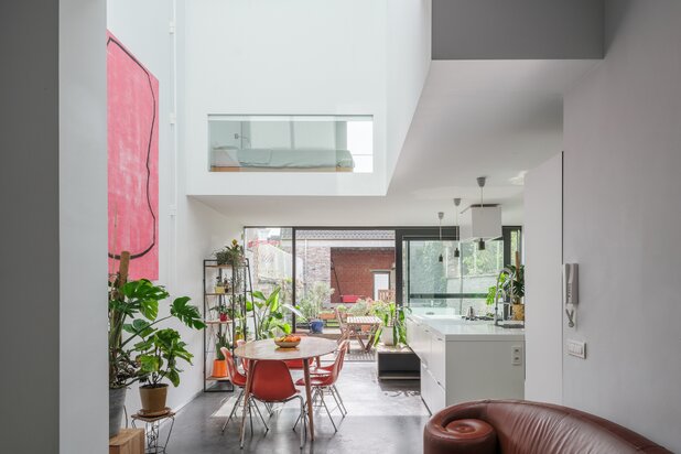 Architecturale burgerwoning naar de hand van Enplus architecten met stadstuin en polyvalente achterbouw op een boogscheut van het stadscentrum.