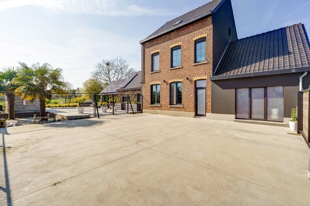 Vrijstaande villa met 5 tot 6 slkp op 11a 52ca² te Asse