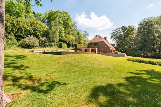 Timeless villa set on an exceptional plot of over 1 hectare