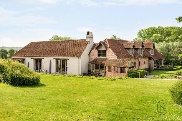 UNIEKE CHARMANT GERENOVEERDE VIERKANTSHOEVE (B&B)