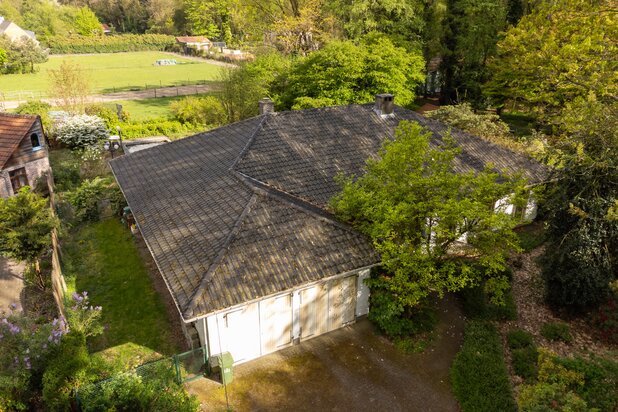 Ruime te renoveren gelijkvloerse villa met vrij uitzicht