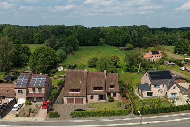 Maison exceptionnellement spacieuse pouvant accueillir un cabinet indépendant ou permettre la cohabitation.