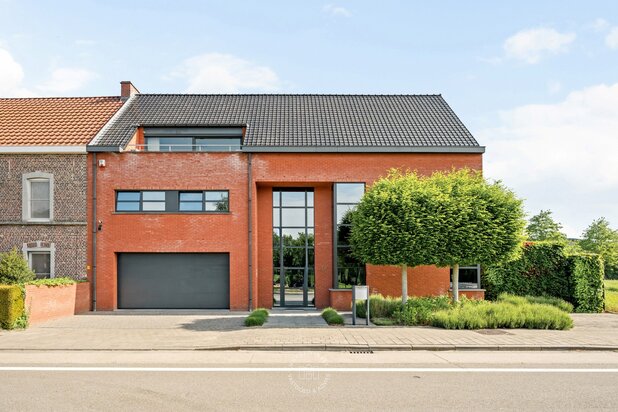 Moderne, veelzijdige gezinswoning met lift, kantoorruimte en gezellige tuin in Zwijnaarde