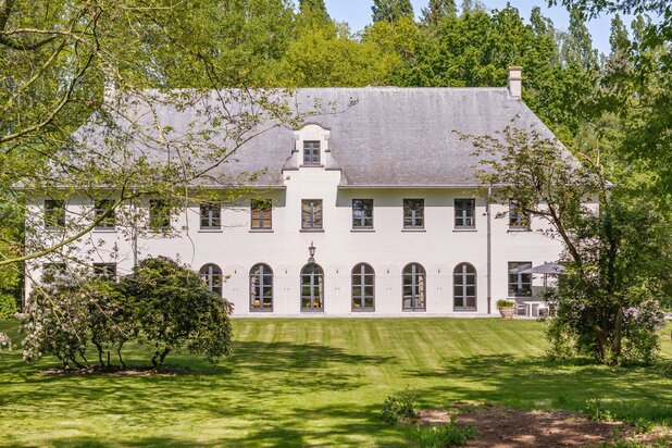 Instapklaar villa-landhuis in landelijke omgeving (arch. Lionel Jadot)