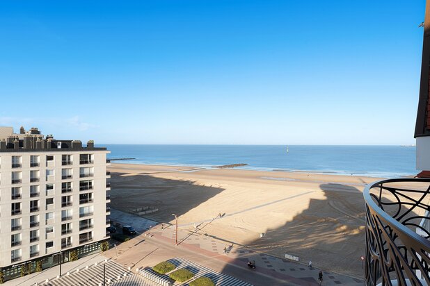 Penthouse splendide avec vue mer panoramique et une façade unique de 12m, situé sur la Place Albert.