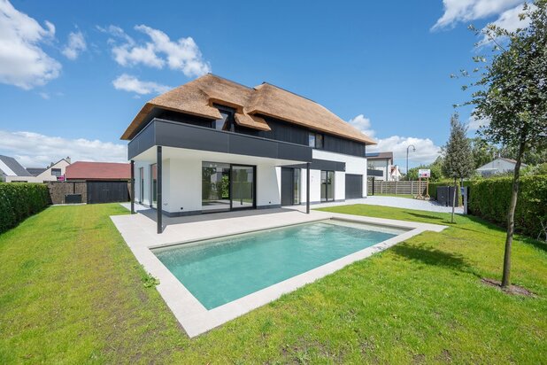 Belle villa nouvelle construction de 5 chambres située dans un quartier résidentiel au calme à proximité du centre ville.