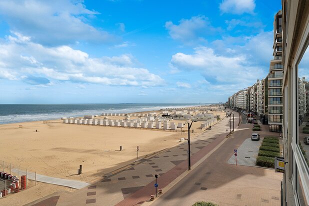 Appartement met frontaal zeezicht en een gevelbreedte van circa 6 meter, gelegen op een absolute toplocatie in het Zoute.