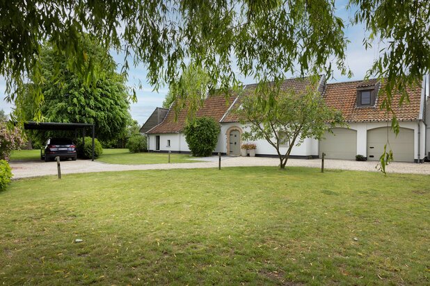 Zeer charmante woning met kwalitatieve, landelijke stijl.