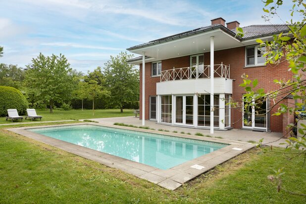 Zonovergoten wonen op 1.297 m² in villa met 6 slaapkamer.