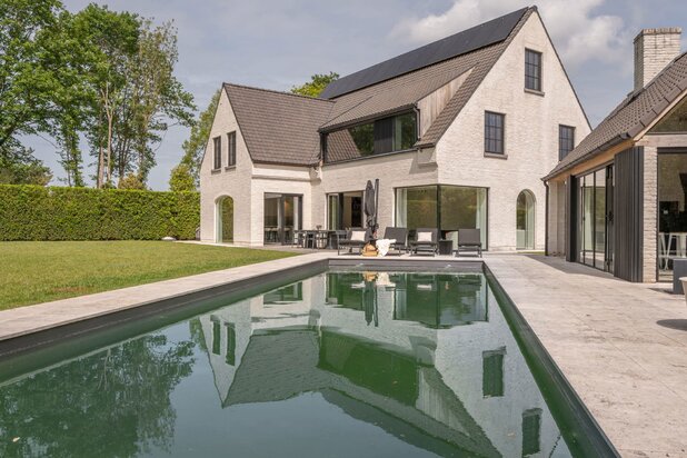 Grande villa rénovée avec piscine et pool house à Knokke