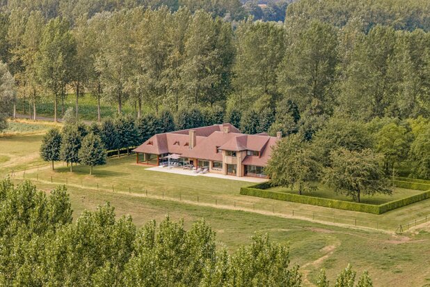 Exclusief landhuis op ca. 7 hectare met binnenzwembad en adembenemende vergezichten