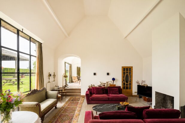 Karaktervolle gerenoveerde hoeve met zwembad en wijngaard op 4.700 m² te Vurste.
