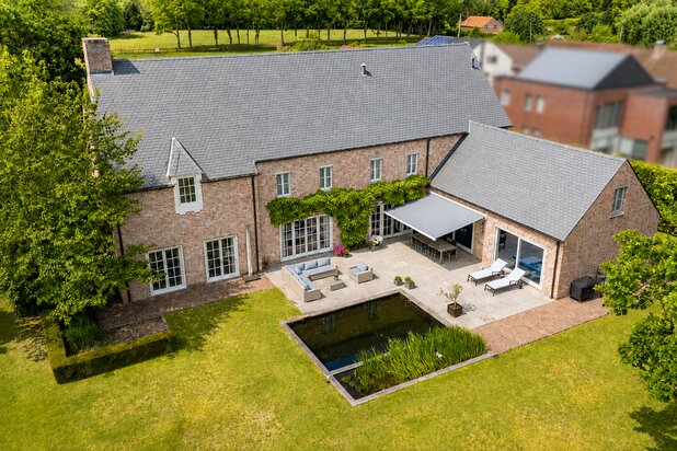 Instapklare villa met 4 slpks en binnenzwembad op 2232m²