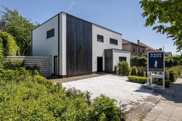Luxueus energetisch gerenoveerde woning met verwarmd zwembad