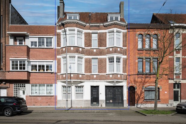 Architecturale herenwoning met drie bouwlagen en ruime tuin, opgetrokken in art deco en de Nieuwe Zakelijkheid.