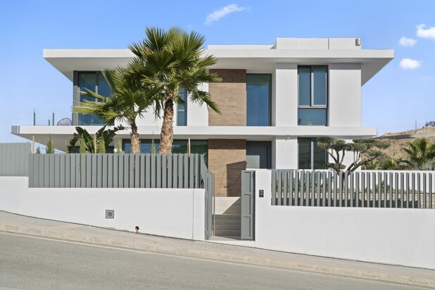 Luxe villa op 1 km van de zee en met privé zwembad  in Benidorm in Costa Blanca Noord Spanje.