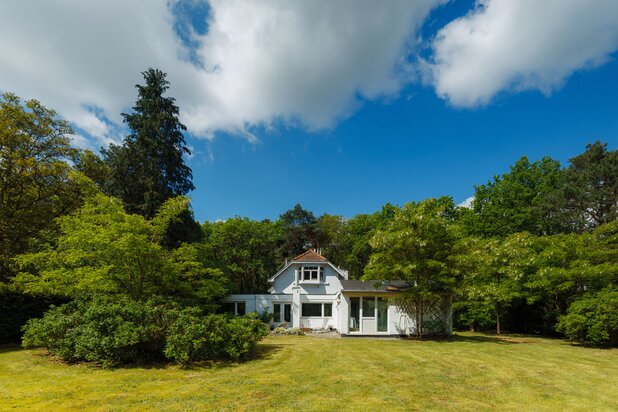 Charmante art deco villa met bijgebouw, te midden van groen