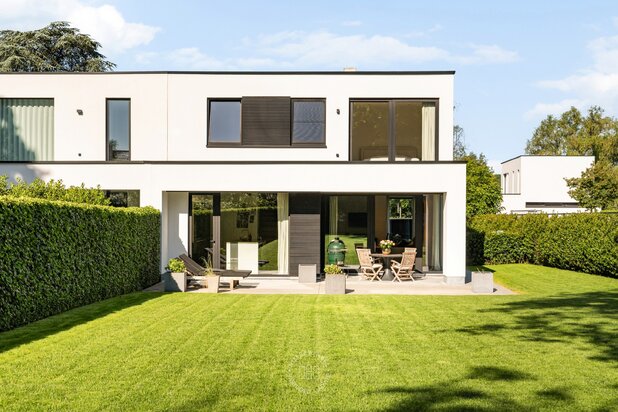 Moderne gezinswoning met strakke hedendaagse architectuur