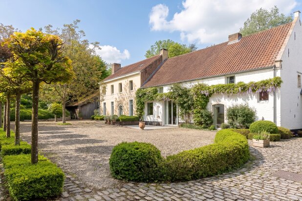 Nodebais - Gerenoveerde boerderij met woningen en werkplaats