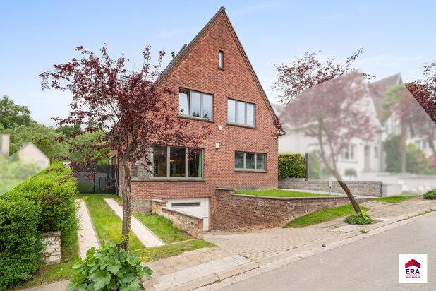Gerenoveerde Villa met 5 slaapkamers te koop in Dilbeek