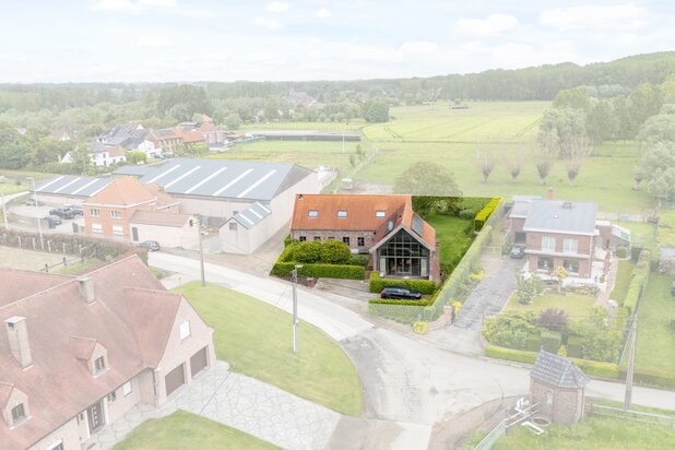 Karaktervolle villa/tweewoonst met zwemvijver in Zandbergen