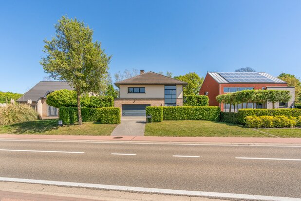 Verzorgde villa met dubbele inpandige garage en mooie tuin.