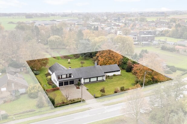 TIJDLOZE VILLA MET EEN FRAAIE TUIN & BINNENZWEMBAD