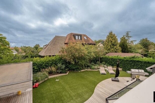 Alleenstaande villa met 4 slaapkamers in een residentiële omgeving.