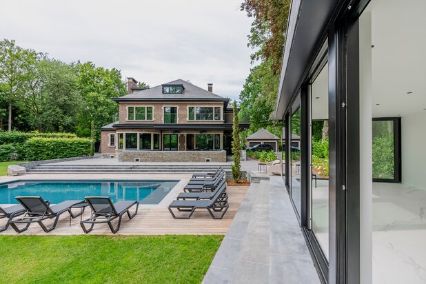 Luxueus gerenoveerde villa met poolhouse