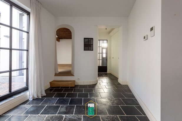 Prachtig gerestaureerde hoekwoning met grote garage bij 't Zand