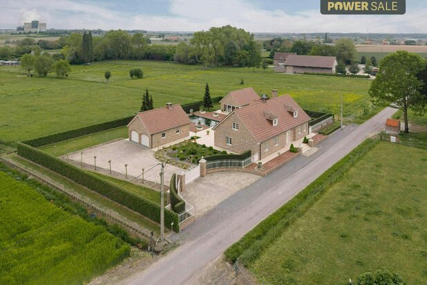 Landelijke villa met bijgebouwen op rustige, groene ligging