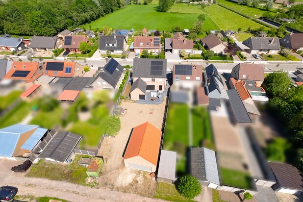 Recente villa in landelijke, moderne stijl met dubbele garage gelegen te Keiem