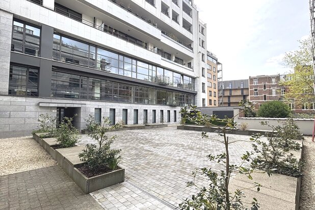 Brussel centrum – Groot gerenoveerd appartement – terras en hoge plafonds