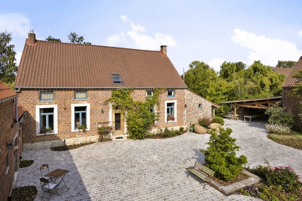 BEAUVECHAIN (Bevekom) - op de grens BIERBEEK - HOEGAARDEN: prachtig gerenoveerde vierkantshoeve (2 woningen + atelier) met een ZIEL