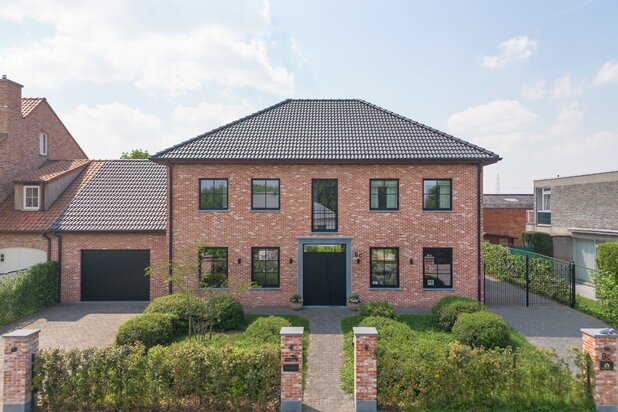 Moderne vrijstaande woning met bijgebouw