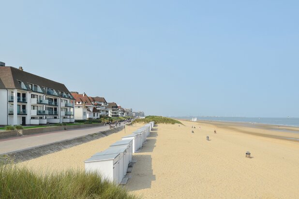Apartment with frontal sea view on the promenade in Het Zoute