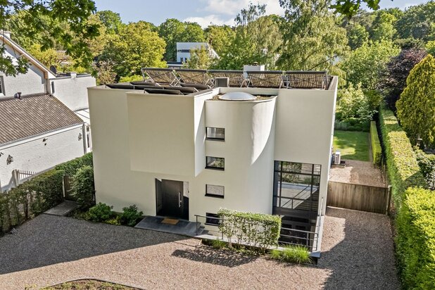 Tijdloze architectuur op uitzonderlijke residentiële locatie te Lanaken.