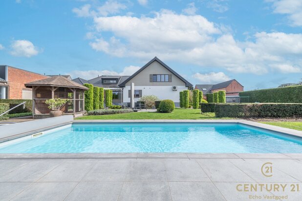 Unieke woning met magazijnen,  zwembad en conciergewoning