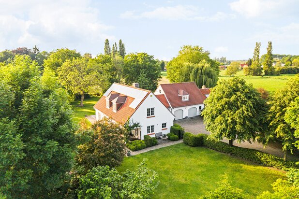 Knappe eigendom omgeven door groen