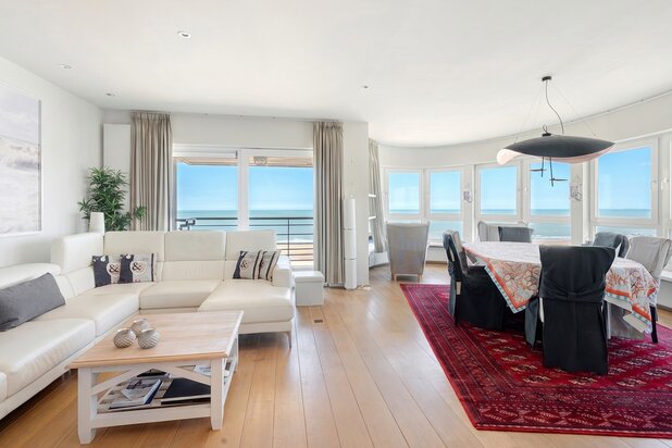 Schitterend hoekappartement in het hart van het Zoute met frontaal zeezicht.