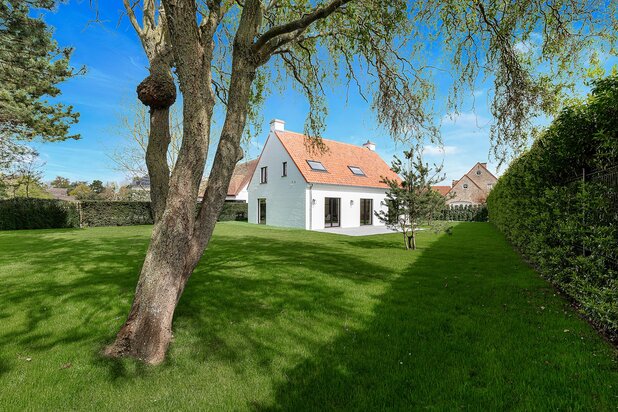 Prachtig gerenoveerde villa, rustig gelegen in een residentiële omgeving aan de rand van Knokke.