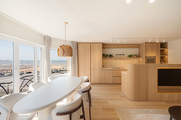 Gerenoveerd 3-slaapkamerappartement met frontaal zeezicht.