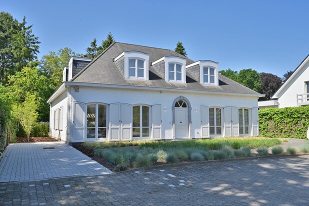 Exclusieve, gerenoveerde villa op toplocatie in residentieel Neerharen