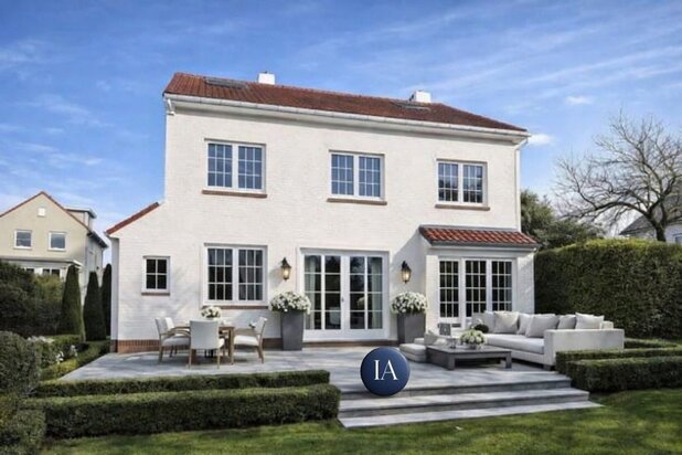 Belle maison rénovée avec jardin.