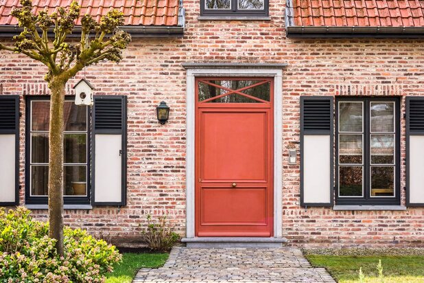 Landelijke villa met cottage bijgebouw.