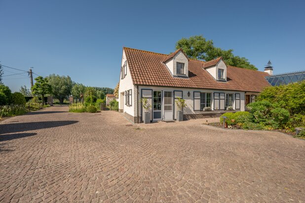Een verborgen parel tussen Damme, Knokke en Sluis – exclusief wonen met wellness, ruimte en bouwgrond