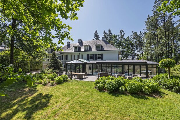 Villa met binnenzwembad en conciërgerie op riant perceel
